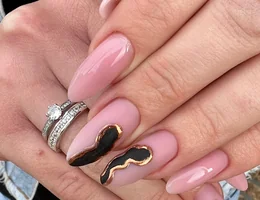 Charlotte m Nail artist