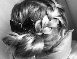 Hair up ( haar opsteken en make up aan huis)