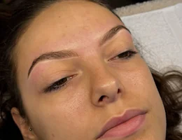 Swannie’s Brows Bar Namur - Browlift